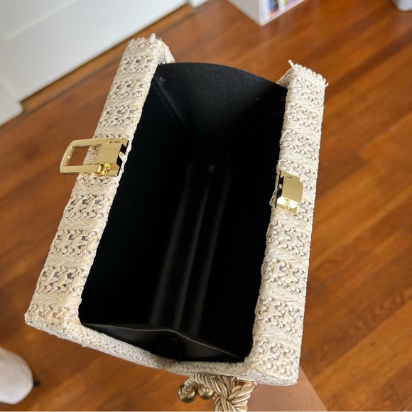 Daisy straw crossbody purse - Picture 3 of 4